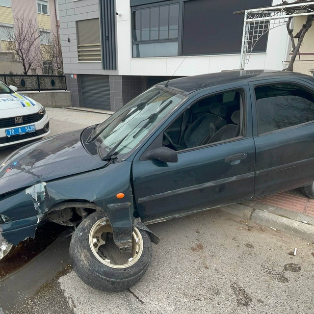 Karaman'da kontrolden çıkan otomobil kaldırıma çıktı