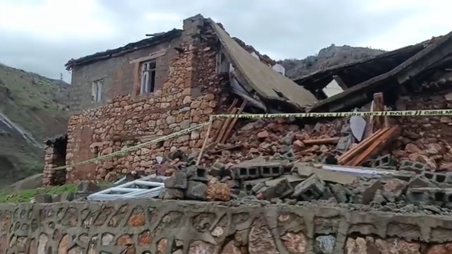 Siirt'te sağanağın etkisiyle metruk ev çöktü