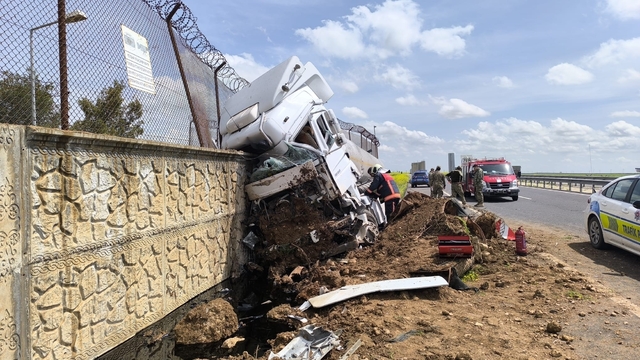 Mardin'de kontrolden çıkan yakıt tankerinin sürücüsü yaralandı