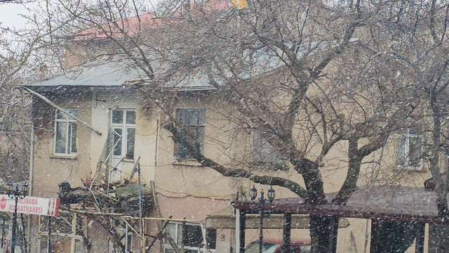 Tarihi Harput'ta nisanda kar sürprizi