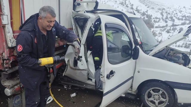 Aşkale yolunda feci kaza: Hafif Ticari araç, Tır'a arkadan çarptı, 2 ölü 3 yaralı