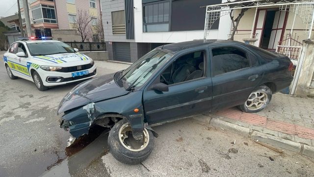 Karaman'da kontrolden çıkan otomobil kaldırıma çıktı