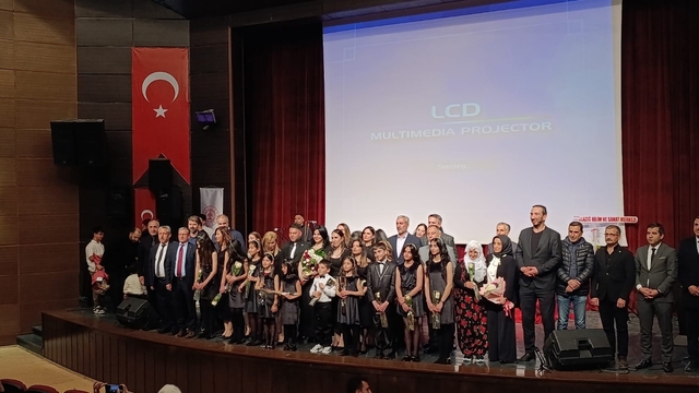 Elazığ'da öğretmen, veli ve öğrencilerden oluşan koro büyük beğeni topladı