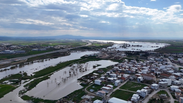 Karacabey Ovası sular altında kaldı
Yağışlar sebebiyle dereler taştı, 10 bin dönümden fazla tarım arazisi sular altında kaldı