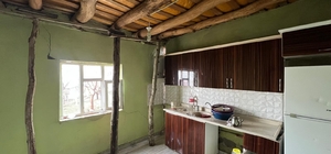 Yüksekova’da yıldırım düşen evin duvarı boydan boya yarıldı