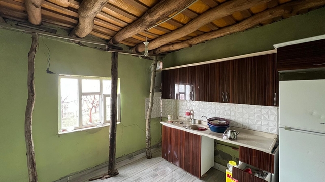 Yüksekova'da yıldırım düşen evin duvarı boydan boya yarıldı