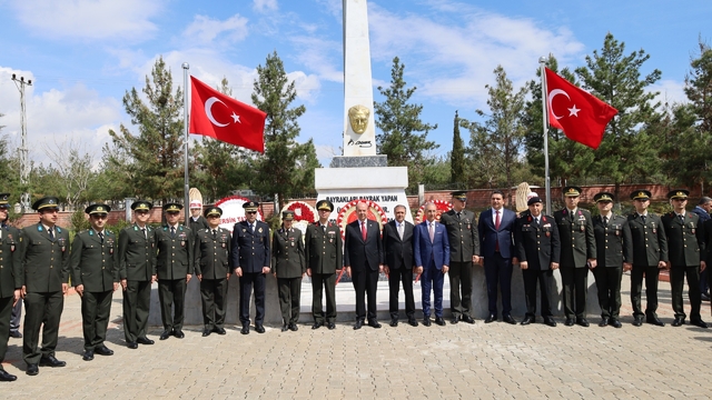 Eski KKTC Cumhurbaşkanı Tatar, Şanlıurfa'nın kurtuluşunun 106. yıl dönümü törenine katıldı