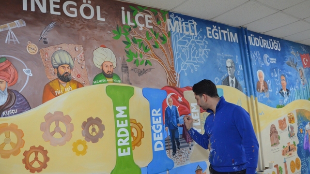 Engelli öğretmen hayal gücünü kullandı, Türkiye Yüzyılı Maarif Modeli müfredatını duvara resmetti