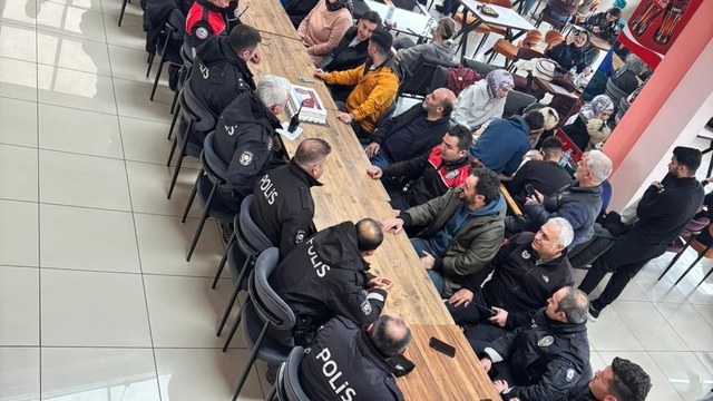 ETÜ'lü gençlerden polislere anlamlı sürpriz