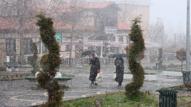 Harput'ta kar yağışı etkisini artırdı, tarihi mekanlar beyaza büründü