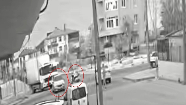 Otomobille çarpışarak, motosikletten fırladı: Yürekleri ağza getiren kaza kamerada