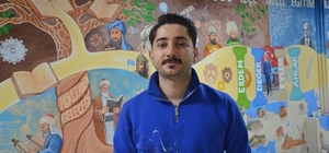 İşitme engelli öğretmen, ‘Türkiye Yüzyılı Maarif Modeli’ müfredatını duvara resmetti