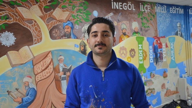 İşitme engelli öğretmen, 'Türkiye Yüzyılı Maarif Modeli' müfredatını duvara resmetti