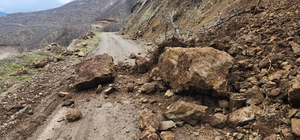 Karakoçan’da toprak kayması