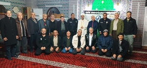 İhbar üzerine camiye gelen polisler sürpriz kutlamayla karşılaştı