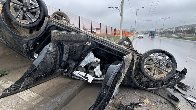 Karşı yöne geçen otomobil, başka bir araçla çarpışıp takla attı