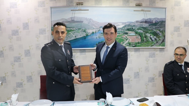 Keban Kaymakamı Atalık polislerle bir araya geldi