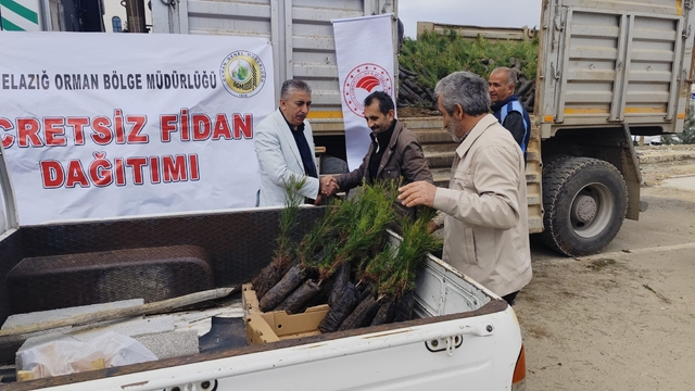 Baskil'de vatandaşlara 20 bin fidan dağıtıldı