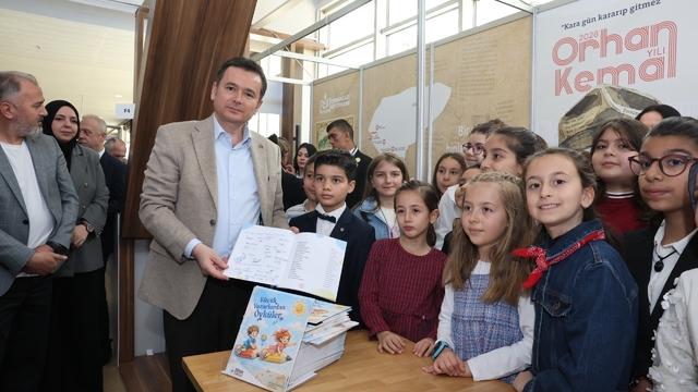 Başkan Erkan Aydın Bursa 23. Kitap Fuarı'nda çocuk yazarlarla buluştu
Geleceğin yazarları Osmangazi'de yetişiyor
Erkan Aydın: "Çocuklarımızı kitapla eğitmeliyiz"