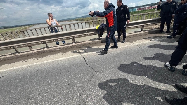 Köprüden atlamak isteyen şahıs AFAD ve polis tarafından ikna edilerek kurtarıldı