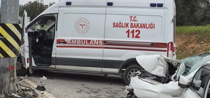 Balıkesir'de otomobilin direğe çarptığı kazada 3 kişi yaralandı