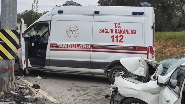 Balıkesir'de otomobilin direğe çarptığı kazada 3 kişi yaralandı