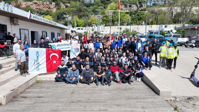 Konyaaltı Sahili'nde deniz dibi ve kıyı temizliği yapıldı
40 gönüllü dalgıç deniz dibinden demir paneller, plastikler, bisiklet kilidi gibi malzemeler çıkardı