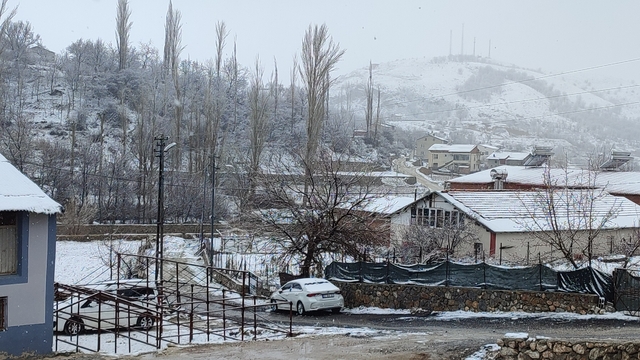 Çelikhan'da kar etkili oluyor