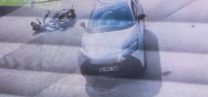 Otomobile arkadan çarpan motosikletteki 2 kişinin yaralandığı kaza kamerada