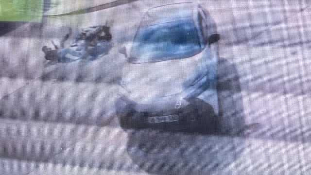 Otomobile arkadan çarpan motosikletteki 2 kişinin yaralandığı kaza kamerada