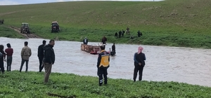 Traktörle dereden geçerken mahsur kalan 3 kişi kurtarıldı