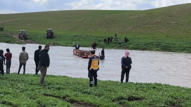 Traktörle dereden geçerken mahsur kalan 3 kişi kurtarıldı