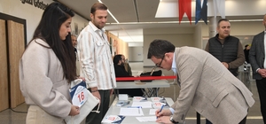 Uluslararası Osmangazi tarihi kent koşusu’nda bin 418 sporcu yarışacak Tarihi koşu öncesi sporcular numaralarını aldı Başkan Aydın tarihi koşuda yer alacak