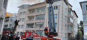 Sivas'ta bir apartmanın teras katında çıkan yangın hasara neden oldu