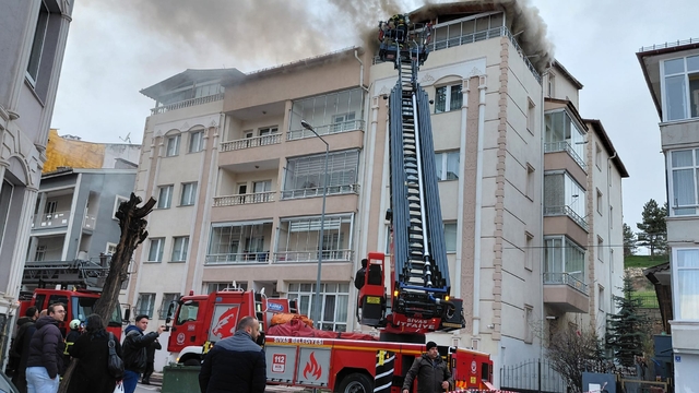 Sivas'ta bir apartmanın teras katında çıkan yangın hasara neden oldu
