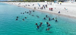 Antalya'da Konyaaltı Sahili'nde deniz dibi ve kıyı temizliği yapıldı