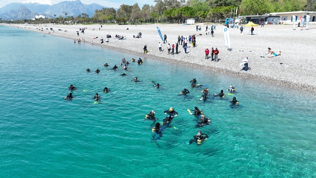 Antalya'da Konyaaltı Sahili'nde deniz dibi ve kıyı temizliği yapıldı
