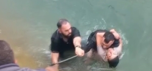 Dengesini kaybederek sulama kanalına düşen çocuğu vatandaşlar kurtardı