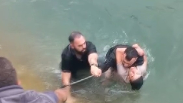 Dengesini kaybederek sulama kanalına düşen çocuğu vatandaşlar kurtardı
