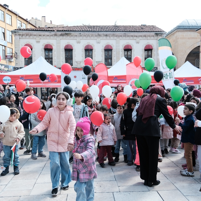 Çocuklar Filistin için yazdıkları mektupları balonlarla gökyüzüne bıraktı