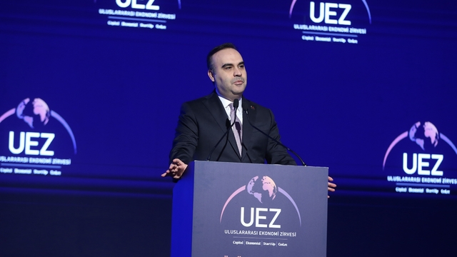 Bakan Kacır: "Türkiye başka hiçbir ülkenin başaramadığı bir ihracat kabiliyeti seviyesine erişti"
"Türkiye teknolojik ürünleri kendi imkanlarıyla geliştiren ve üreten bir ülke olmayı başardı"
"Pek çok başlıkta Avrupa'da ilk beş büyük üretici arasındayız"
"Türkiye, Çin'den sonra Avrupa ortasına kadar uzanan geniş coğrafi kuşağın rekabet gücü en hızlı yükselen ihracatçı ülkesi oldu"