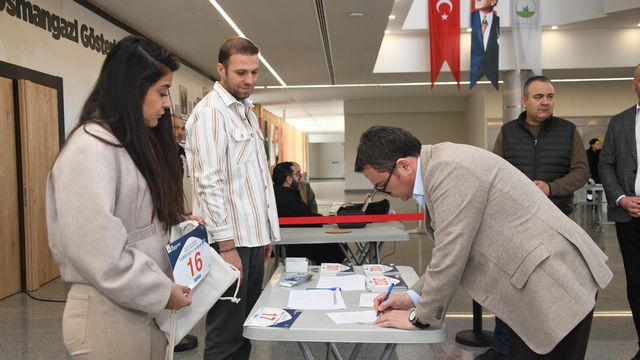 Uluslararası Osmangazi tarihi kent koşusu'nda bin 418 sporcu yarışacak
Tarihi koşu öncesi sporcular numaralarını aldı
Başkan Aydın tarihi koşuda yer alacak