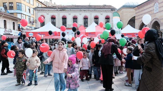 Çocuklar Filistin için yazdıkları mektupları balonlarla gökyüzüne bıraktı