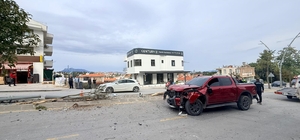 Direksiyon hakimiyetini kaybetti, 2 ağaç ve elektrik direğini yerinden söktü