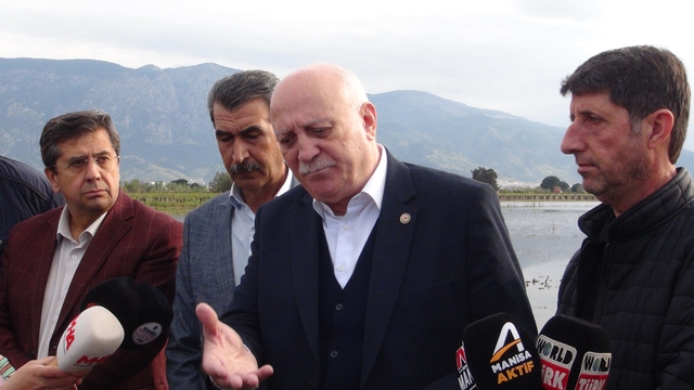 TZOB Genel Başkanı Bayraktar, Manisa'da su altında kalan tarım arazilerini inceledi, destek çağrısı yaptı