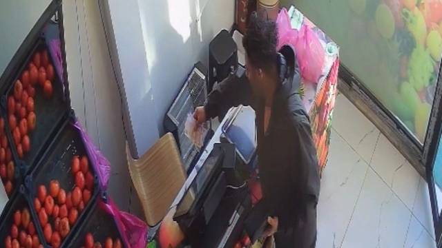 Kasada kimse yokken alışverişini yaptı, parasını bırakıp gitti: O anlar kamerada