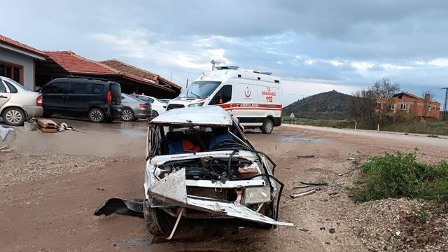 Sinop'ta devrilen otomobildeki 2 kişi yaralandı