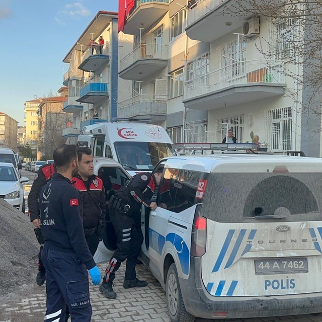 Malatya'da bıçaklı kavgada baba ve oğulu yaralandı