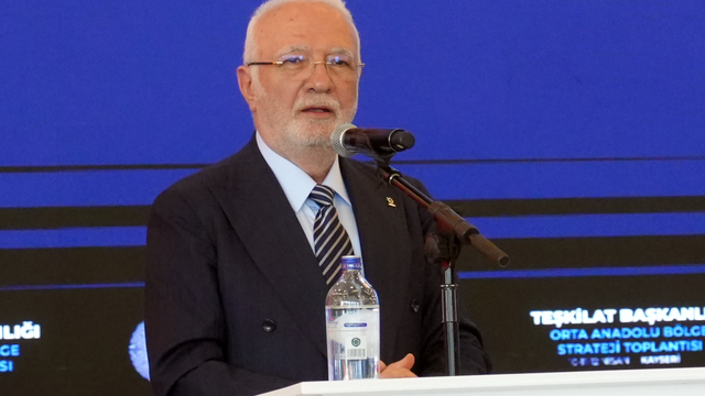 AK Parti'li Elitaş: Özgür Bey vesayet altında