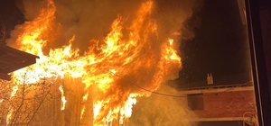 Düzce'de bir evde yangın çıktı: Alevler geceyi aydınlattı